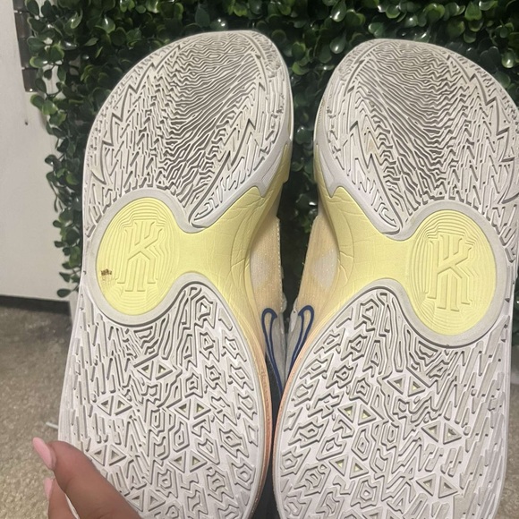 Size 10.5 Nike Kyrie Low White Game with Box Included - Picture 10 of 12